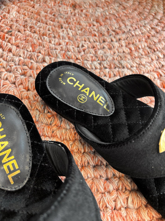 CC 26s Thong Sandals Black Suede Leather 648262