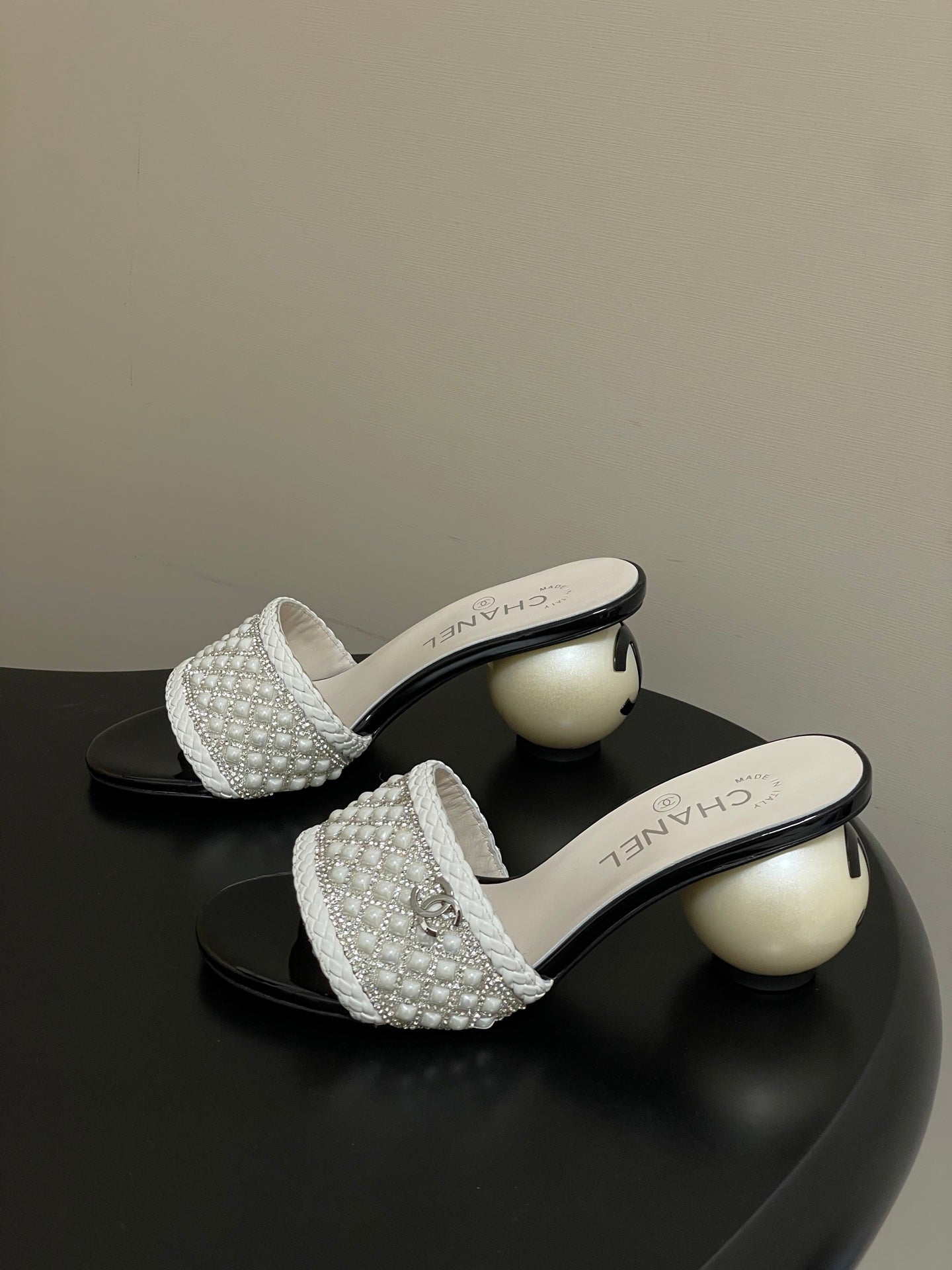 CC 26s Pearl Sandals 70 White Patent Leather 649539