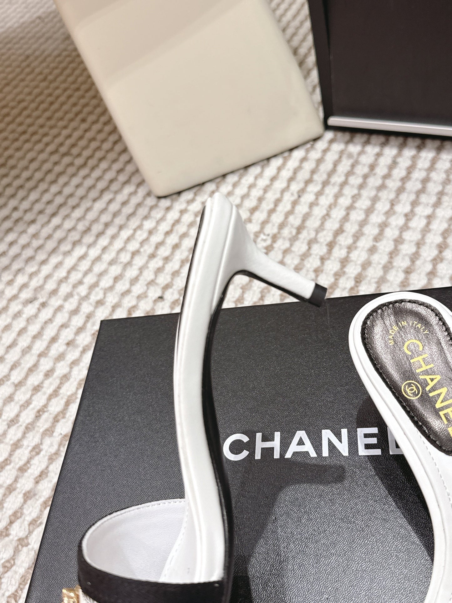 CC 26s Stiletto Sandals 55 White Black Leather 652572