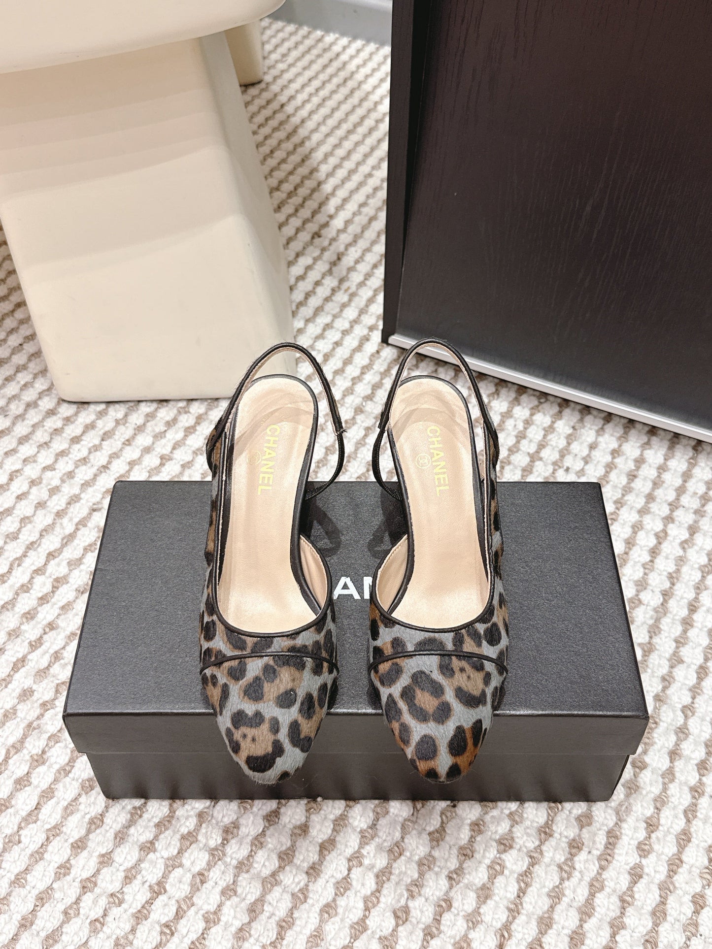 CC 26s Slingback 65 Black Blue Leopard Leather 652653