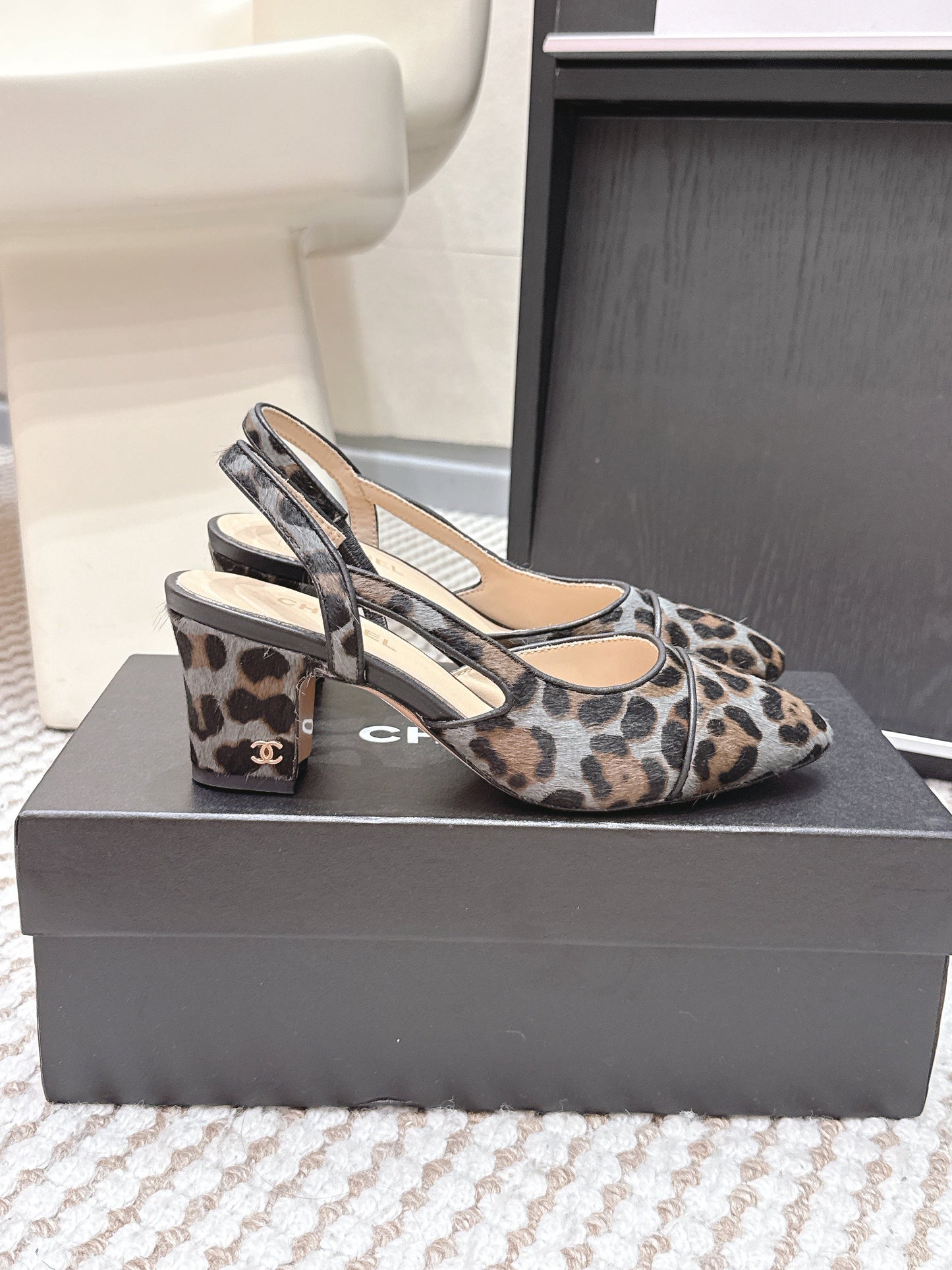 CC 26s Slingback 65 Black Blue Leopard Leather 652653