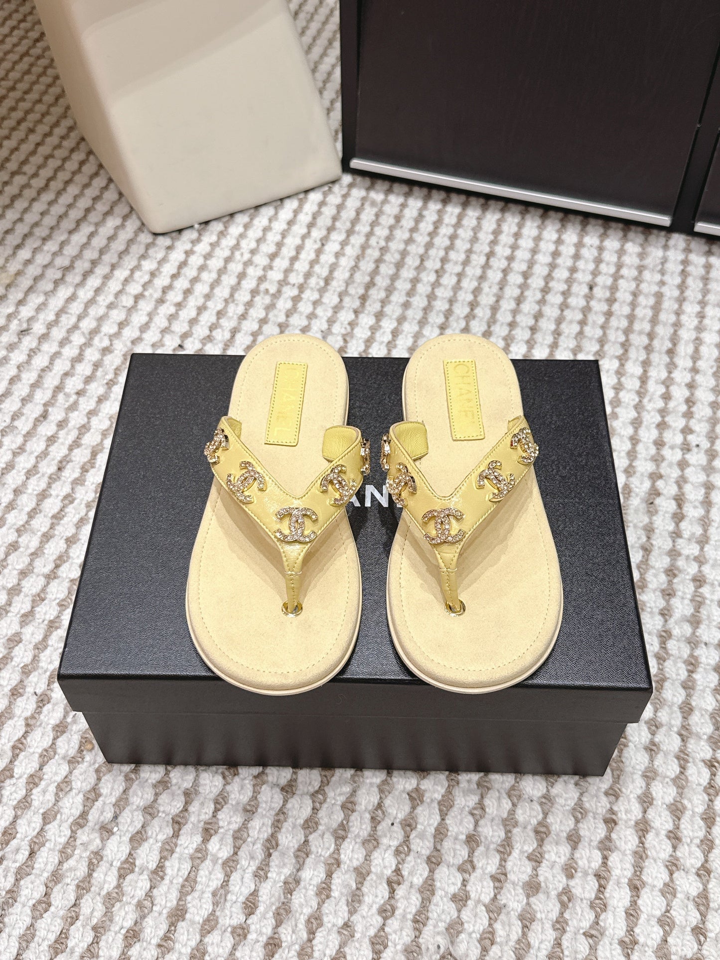 CC 26s Thong Sandals Yellow Suede Sheepskin Gold Charm 632360