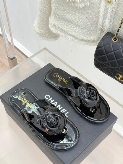 CC 26 Camellia Thong Sandal Black Patent Leather 609993