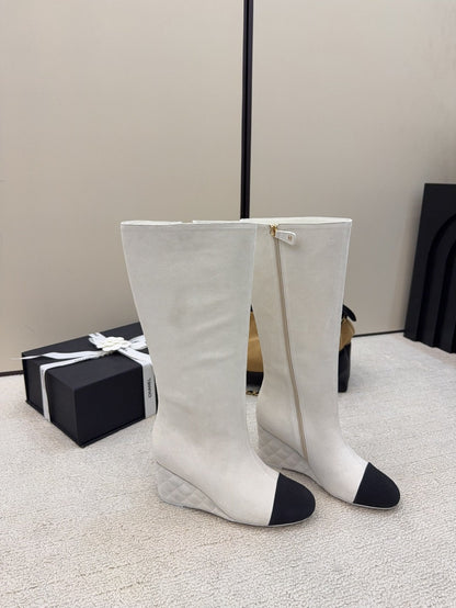 CC 26 Wedge Boot White Black Suede 588894