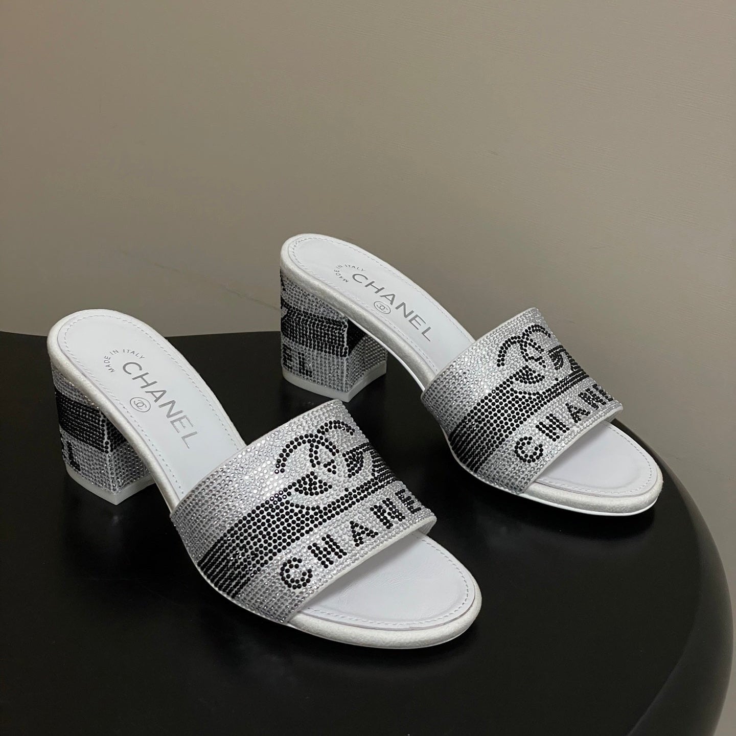 CC 26s  Sandals 70 White Gray Sheepskin Rhinestones 649512