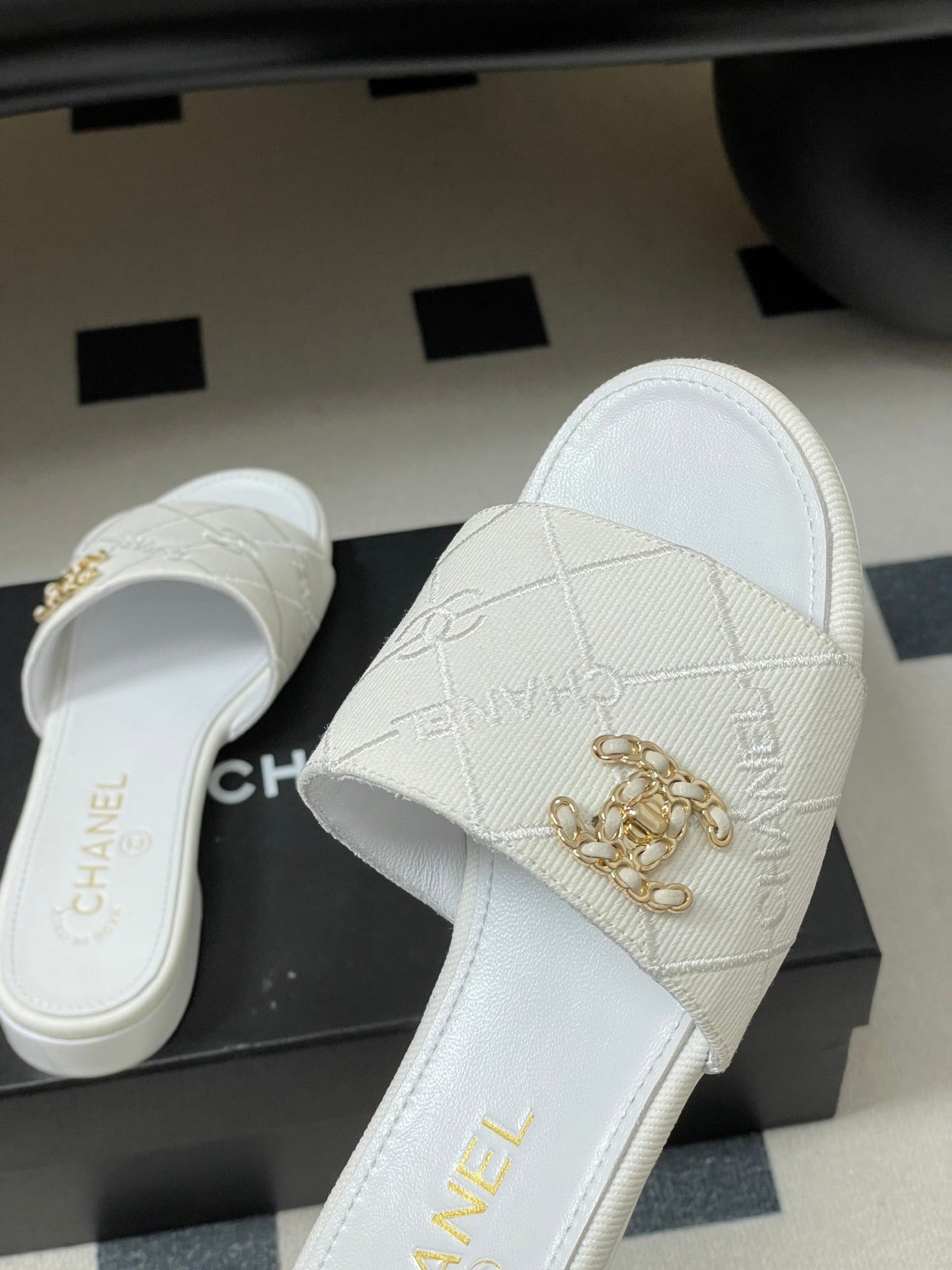 CC 26s Flat Sandals White Canvas Sheepskin Double C 649510