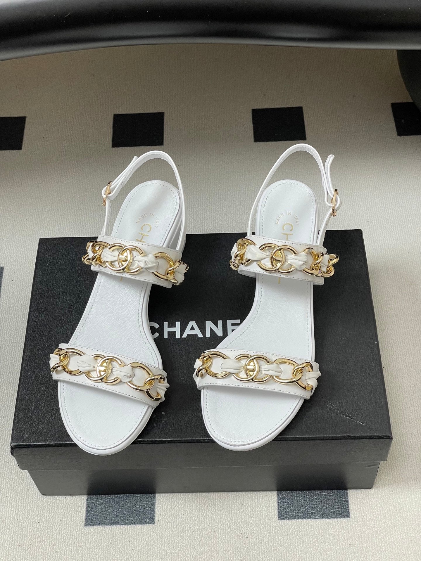 CC 26s Buckle Chain Sandals 55 White Sheepskin 649473
