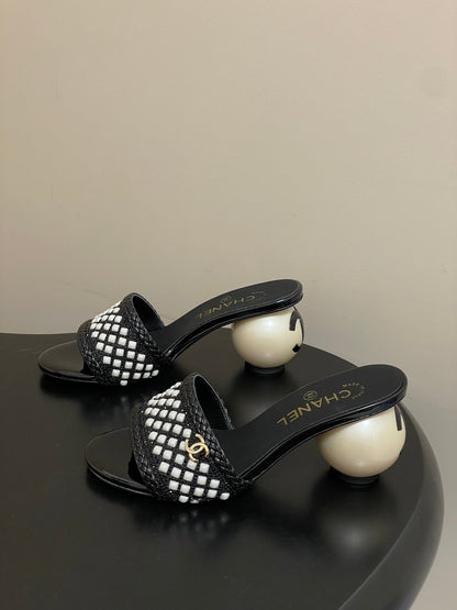 CC 26s Pearl Sandals 70 Black Patent Leather 649540